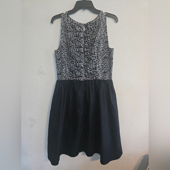 Flores & Flores Eyelet Sleevless Dress Sz 10 Black White Lined Sheath - Picture 10 of 14
